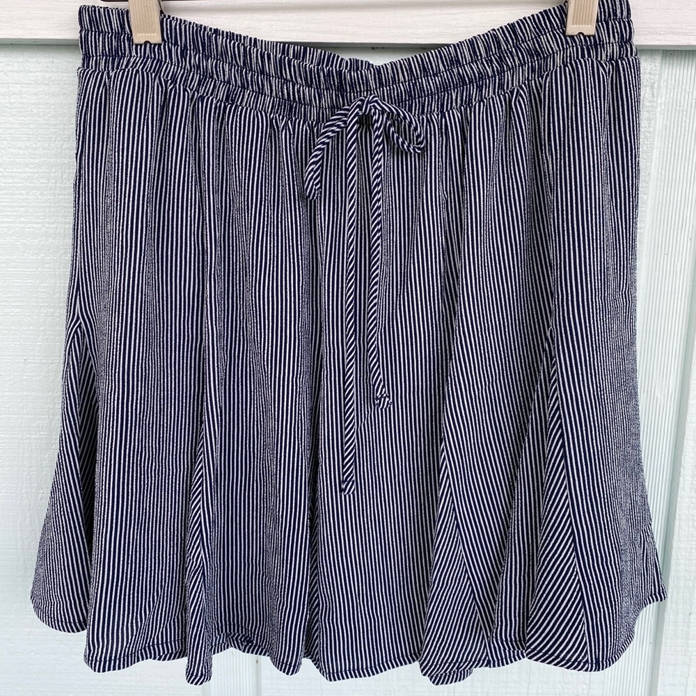Lelis White and Navy Ruffled Mini Skirt